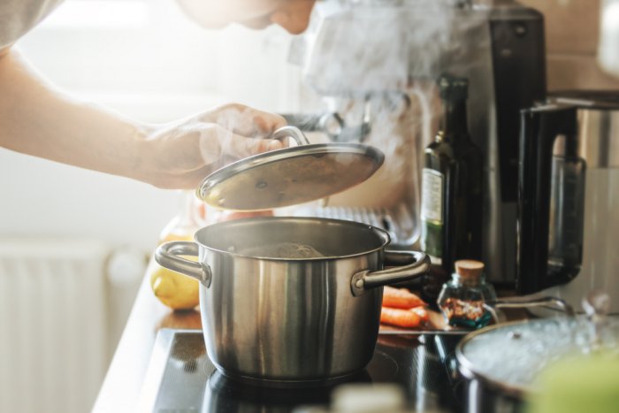 Gotuj ekonomicznie i smacznie: klucz do wyboru odpowiednich garnków