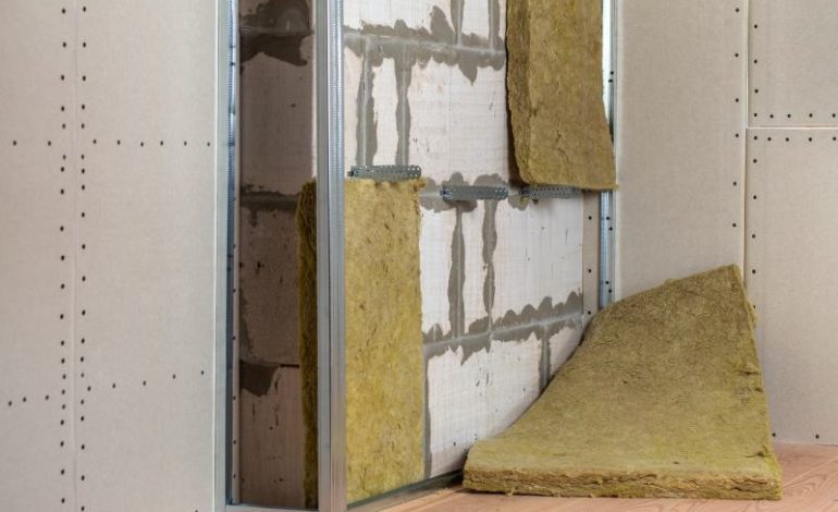 Materiały stosowane do konstrukcji szkieletowej ścian działowych wewnątrz budynku.