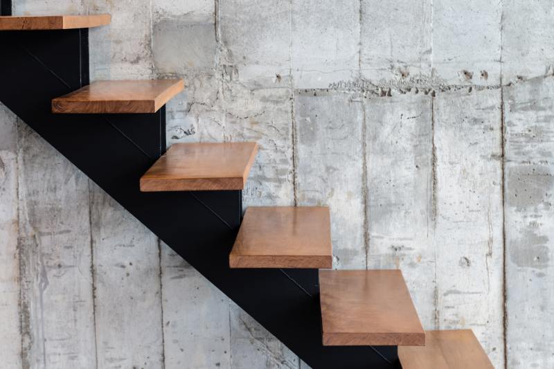 Montaż stopni drewnianych na schodach betonowych – jak profesjonalnie wykończyć betonowe schody?