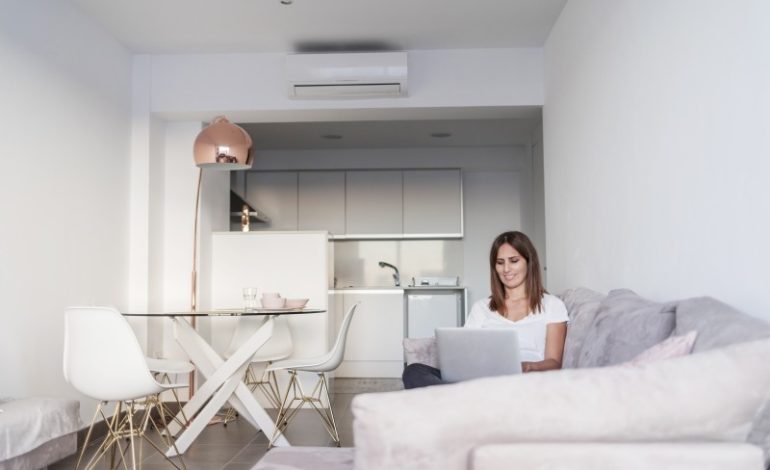 Jak ochłodzić mieszkanie bez konieczności montowania klimatyzatora – proste i ekonomiczne metody