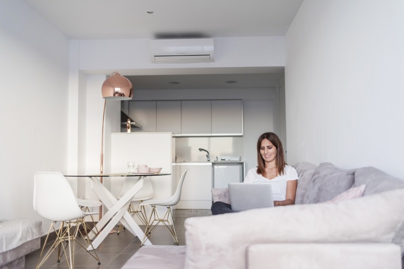 Jak ochłodzić mieszkanie bez konieczności montowania klimatyzatora – proste i ekonomiczne metody