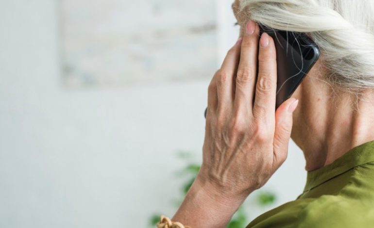Sposoby zabezpieczenia oszczędności babci i dziadka przed oszustwami telefonicznymi